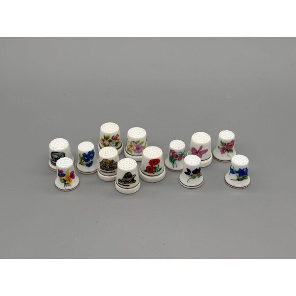 Vintage Wooden Thimble Display House With Painted Roof 14 Decorative Thimbles - Picture 5 of 8